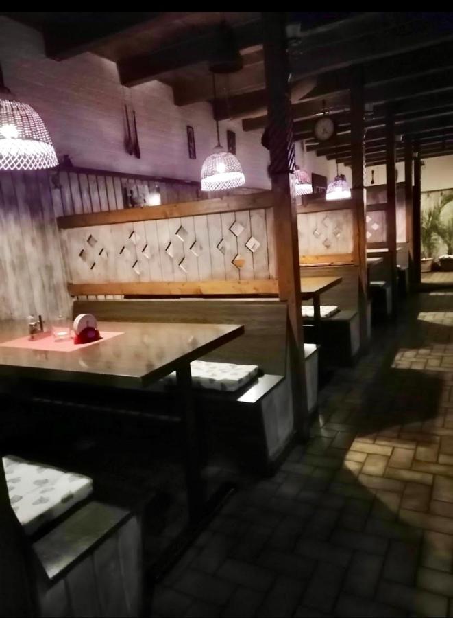 Zaboj Restaurant Hotel การ์โลวีวารี ภายนอก รูปภาพ